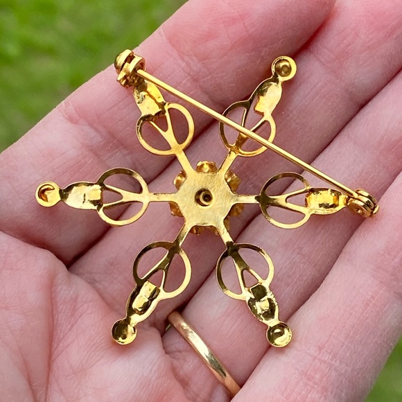 Elegant Gold Star Rhinestone Brooch - Picture 4 of 5